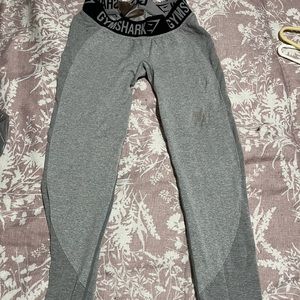 Gym shark leggings
